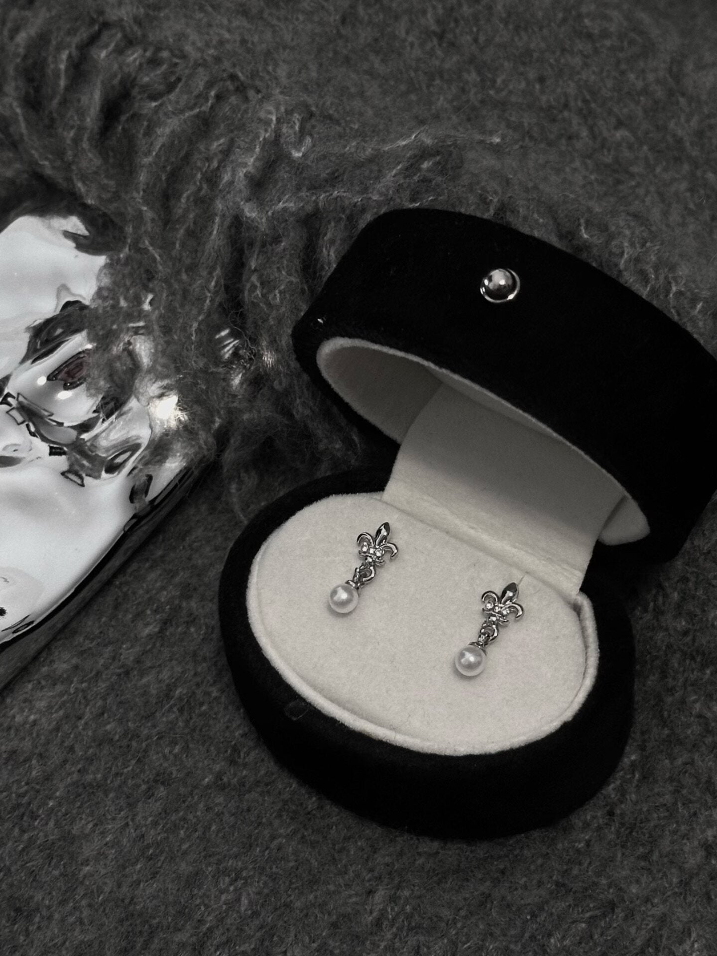 Iris Pearl Titanium Steel Cartilage Stud Earring