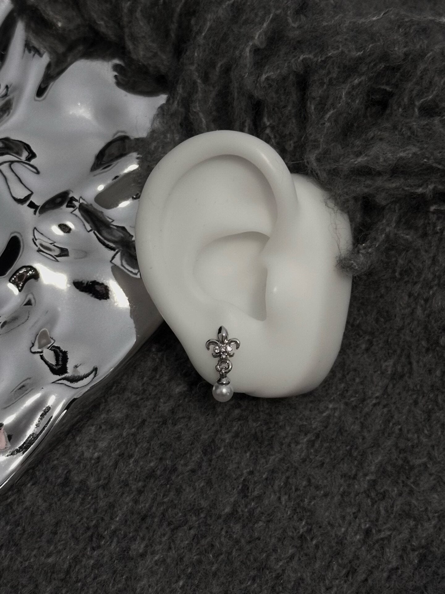 Iris Pearl Titanium Steel Cartilage Stud Earring