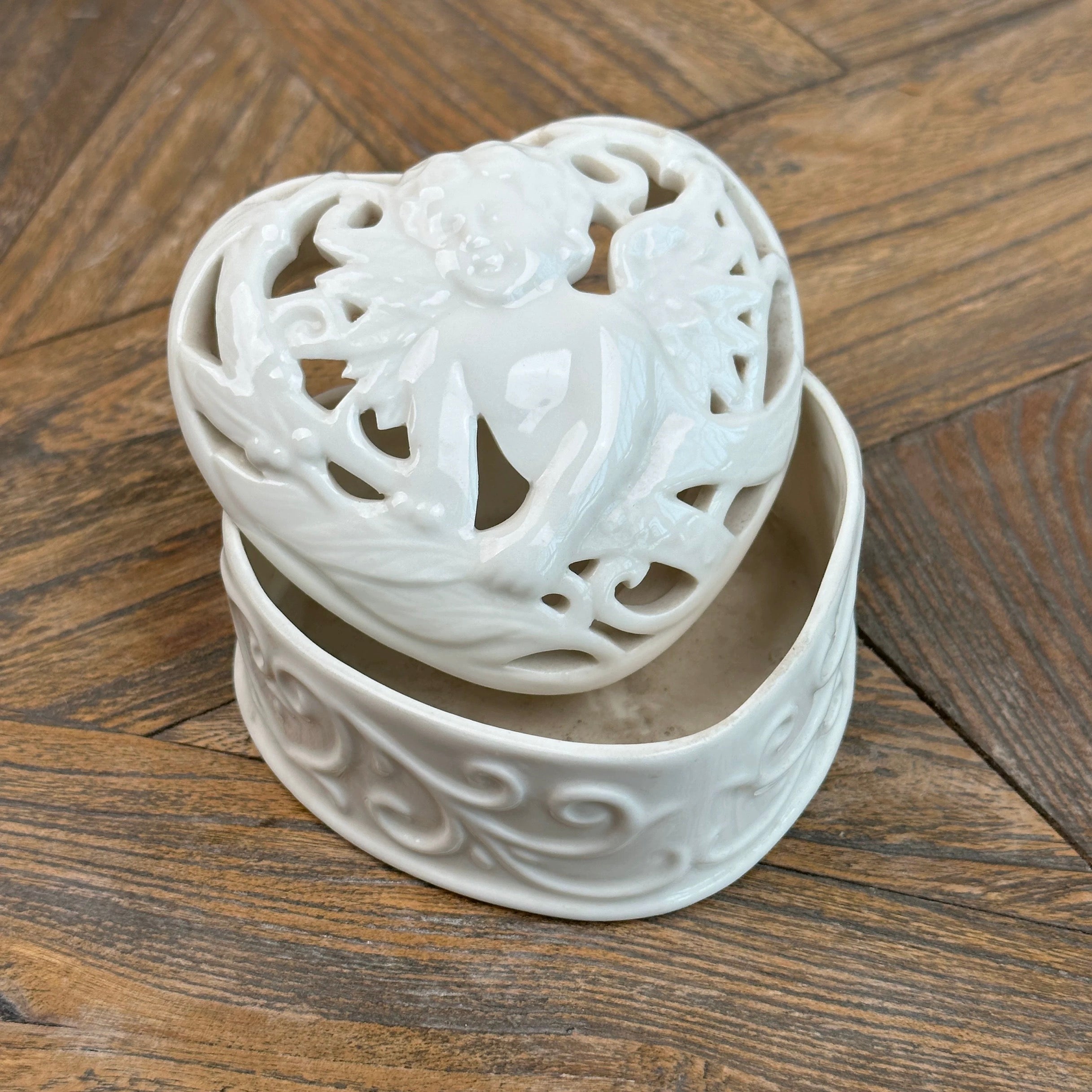 Cherub White Filigree Set